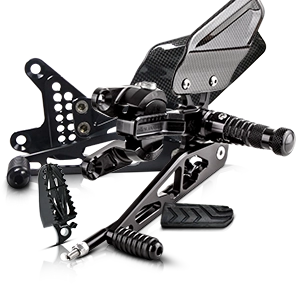 Schwarze Motorrad-Fußrastenanlage mit Carbon-Fersenschutz.
